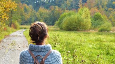 Frau mit gutem Immunsystem geht spazieren im Wald