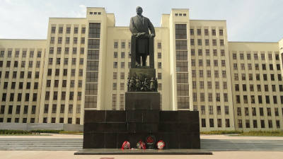 Lenin Denkmal in Moskau vor Regierungsgebäude